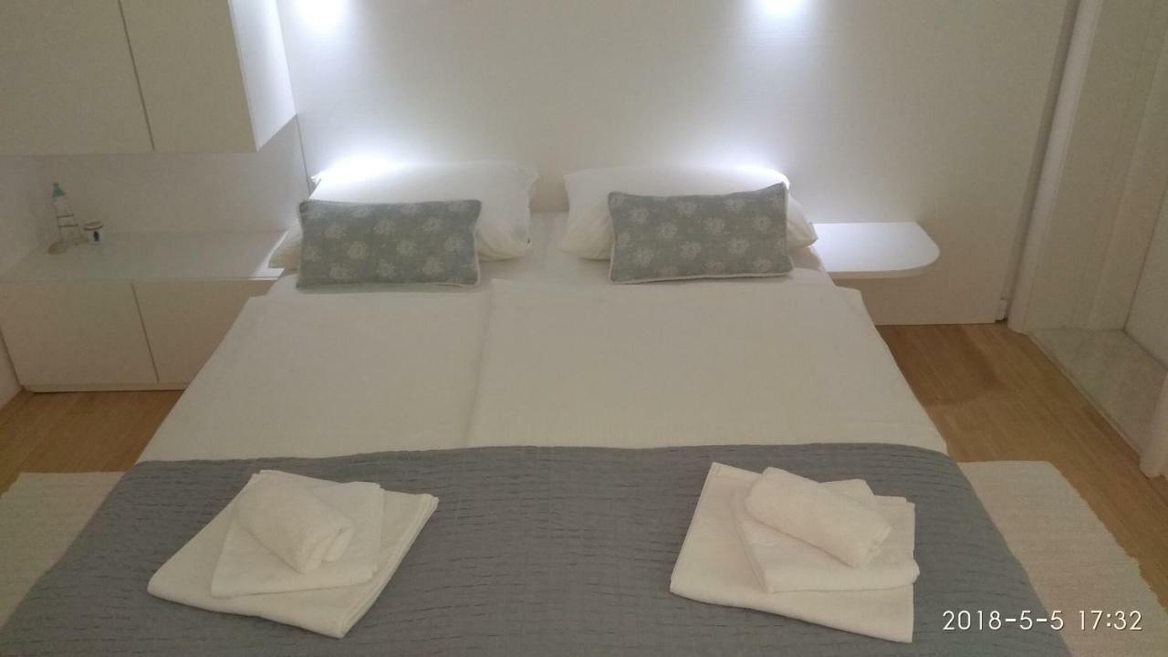 Apartments Niana With Heated Seawater Swimingpool Donji Okrug  Ngoại thất bức ảnh