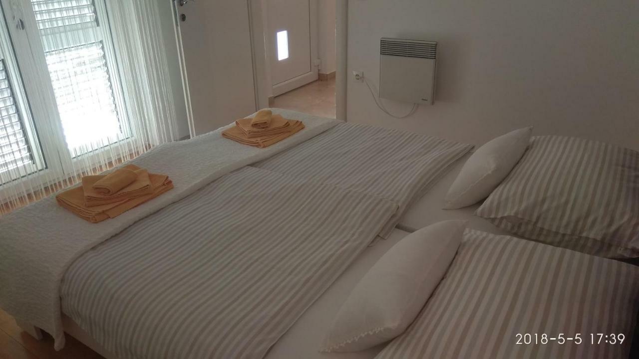 Apartments Niana With Heated Seawater Swimingpool Donji Okrug  Ngoại thất bức ảnh