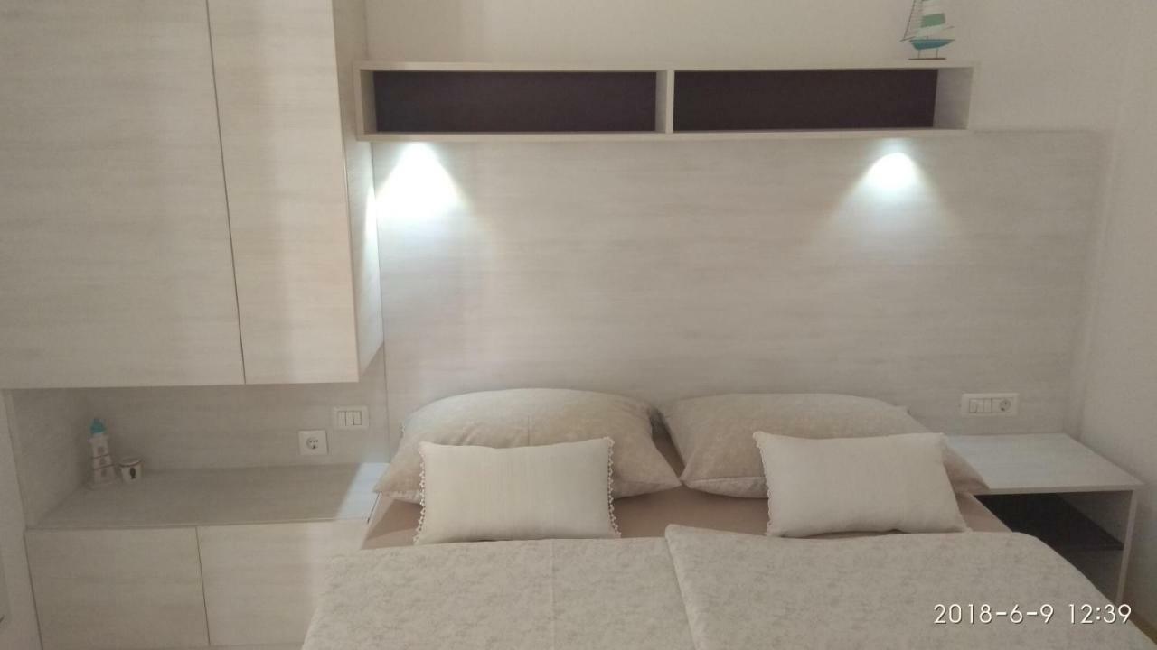 Apartments Niana With Heated Seawater Swimingpool Donji Okrug  Ngoại thất bức ảnh