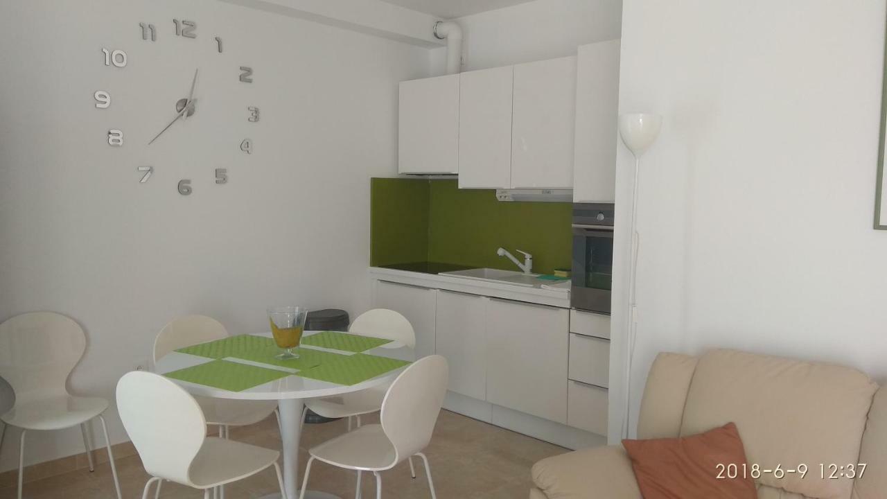 Apartments Niana With Heated Seawater Swimingpool Donji Okrug  Ngoại thất bức ảnh
