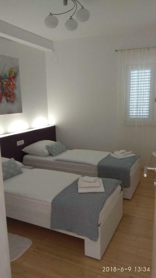 Apartments Niana With Heated Seawater Swimingpool Donji Okrug  Ngoại thất bức ảnh
